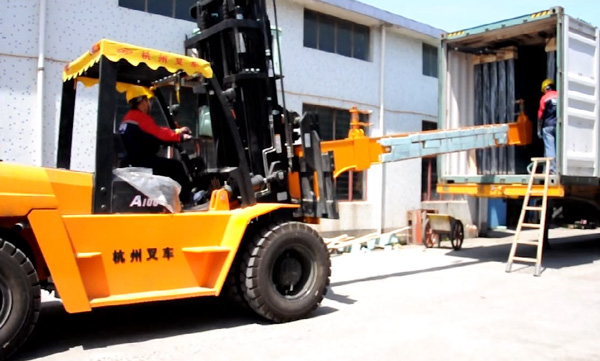 玻璃行業(yè)，杭州叉車(chē)串桿屬具卸貨實(shí)拍案例